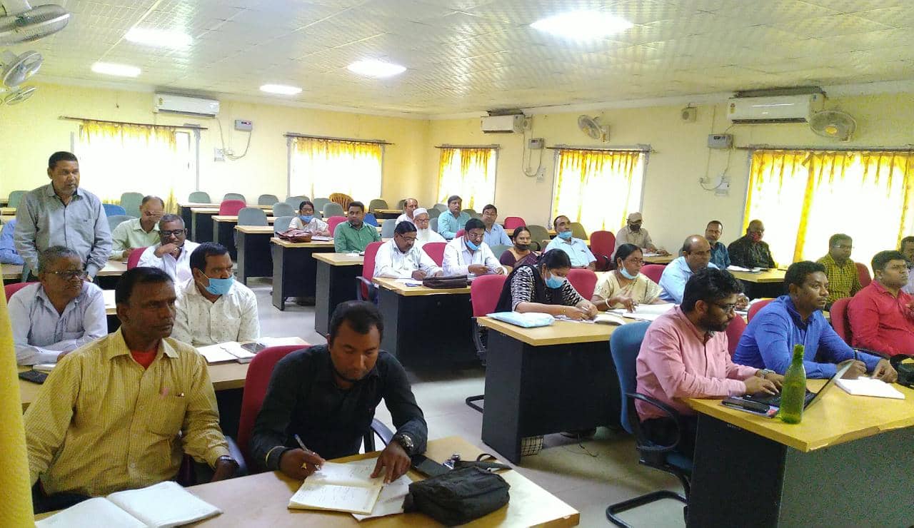 शिक्षा विभाग की बैठक में डीडीसी ने शिक्षकों को चेताया, कहा- लगन और जिम्मेवारी के साथ करें अध्ययन कार्य, नहीं तो होगी कार्रवाई 