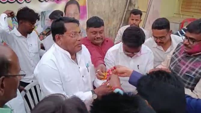 कांग्रेस कार्यालय में होली मिलन समारोह में शामिल हुए वित्त मंत्री, खेली फूलों की होली