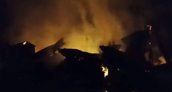 सूचना मिलने के डेढ़ घंटे बाद पहुंची फायरबिग्रेड की गाड़ियां, खाक हो गई कई दुकान