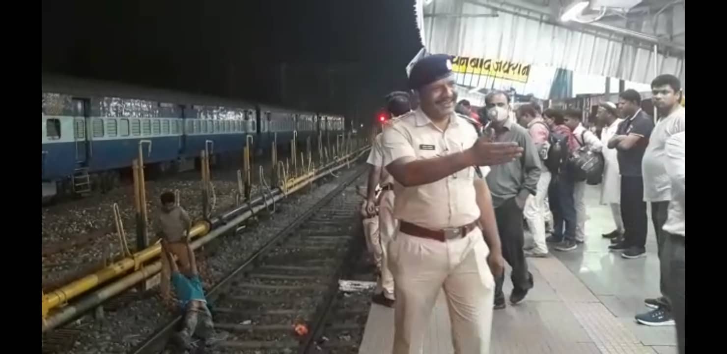 शर्मनाक : पुलिस के इंतजार में घंटो ट्रैक पर पड़ा रहा शव, गुजरती रही गाड़ियां