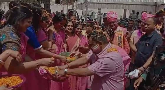 झारखंड में यहां वृंदावन के तर्ज पर मनी फूलों की होली, मंत्री बन्ना गुप्ता भी हुए शरीक