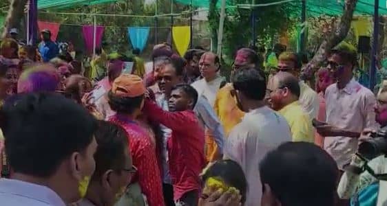 समर्थकों के साथ जम कर खेले माननीय, कहा- यह त्यौहार एकता का