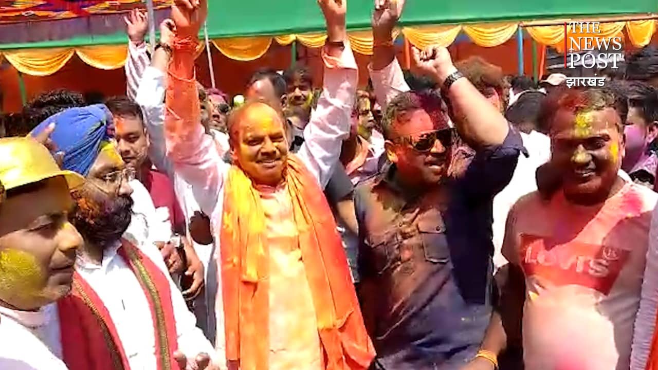 पूर्व सीएम रघुवर दास ने होली के गीतों पर जमकर लगाए ठुमके, राज्यवासियों को दी होली की शुभकामनाएं