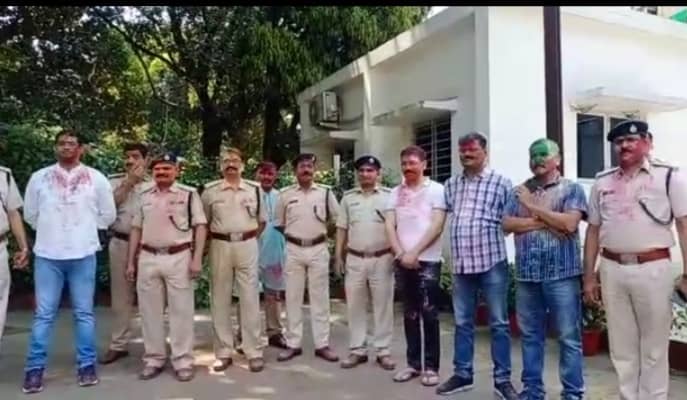 एसएसपी आवास पर पुलिस जवानों ने खेली होली, एक-दूसरे को रंग -अबीर लगा कर दी बधाई