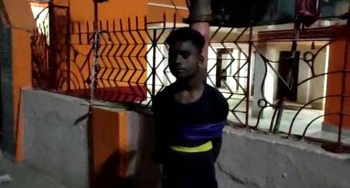 दुमका के शिव मंदिर में चोरी,  चांदी के मुकुट सहित लाख रुपए के सामान पार, एक चोर धराया