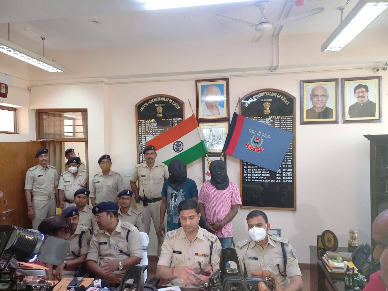 लेवी के 12 लाख रुपए के साथ धराया  10 लाख का इनामी नक्सली भीखन गंझू