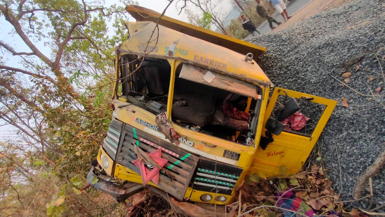 शिकारीपाड़ा  चायपानी के पास  हाईवा और अल्टो के बीच टक्कर, किसी के हताहत की खबर नहीं