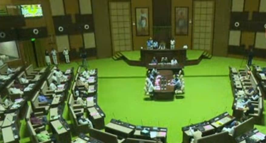 झारखंड विधानसभा बजट सत्र :  बीजेपी विधायक पहुंचे वेल में, सीएम से इस्तीफे की मांग