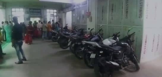 एसएनएमएमसीएच : इलाज से पहले पार्किंग के लिए परेशान होते मरीज और परिजन