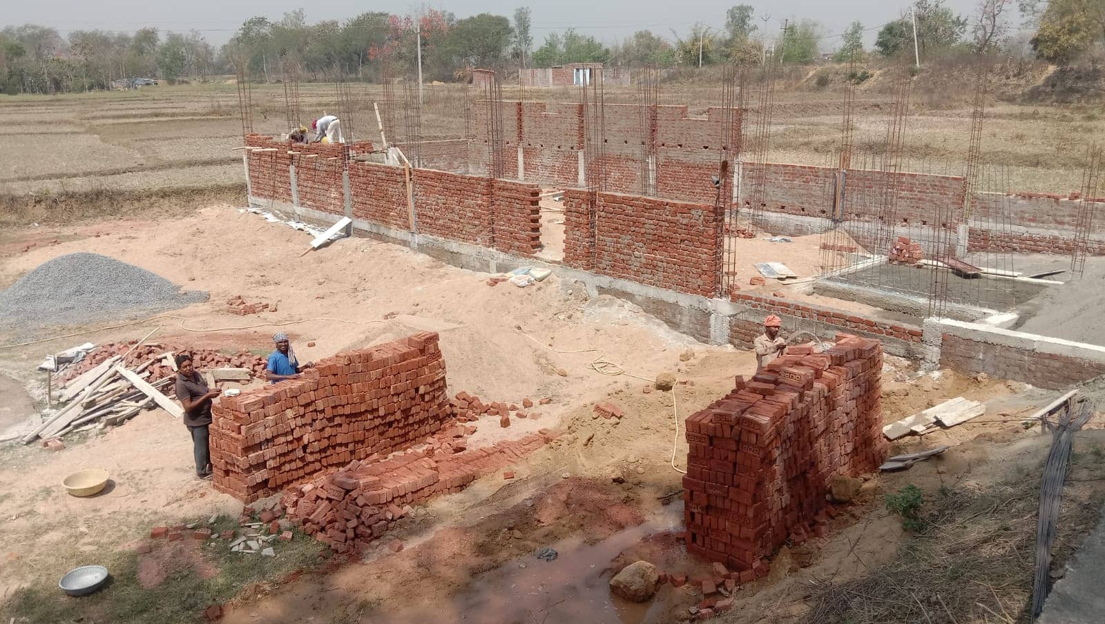 सरकारी जमीन अवैध निर्माण जारी, सीओ और थाना प्रभारी नहीं कर रहे कार्रवाई