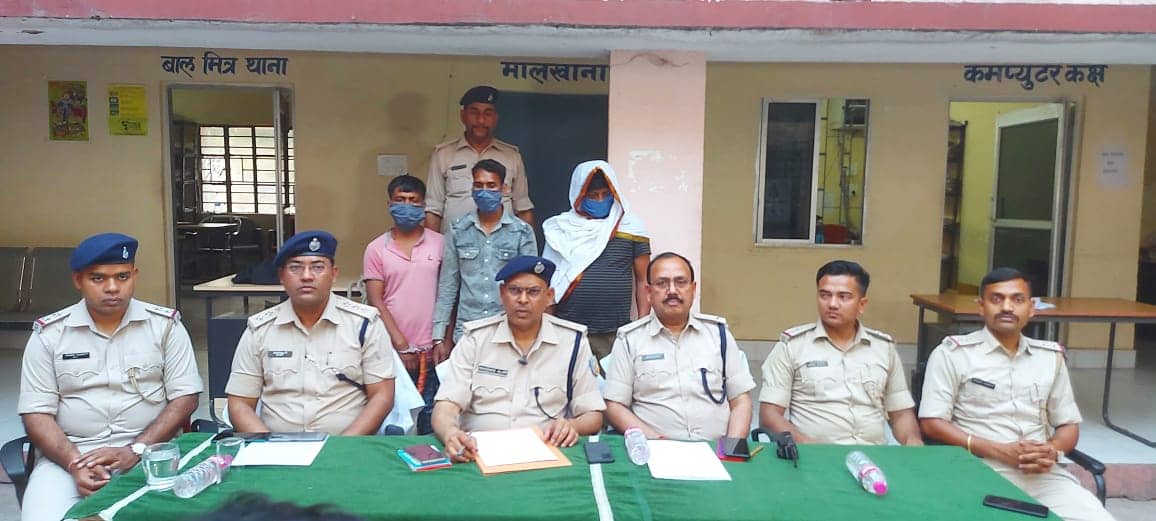 चार सौ किलो अवैध डोडा के साथ तीन गिरफ्तार, पिकअप वैन और कार जब्त