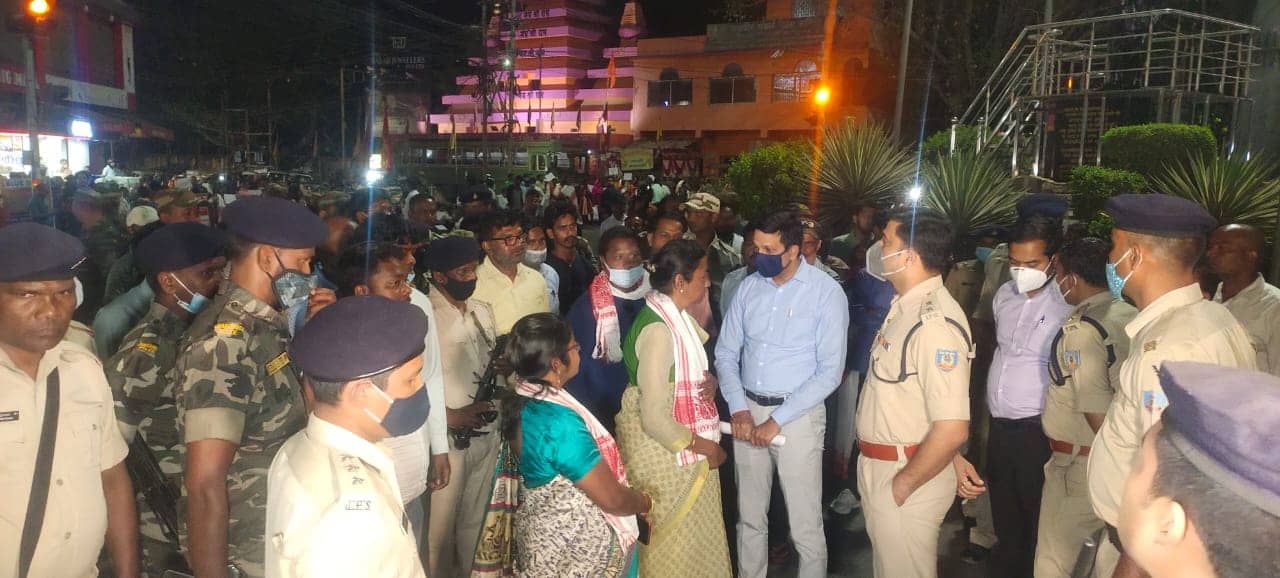 सरना स्थल की बाउंड्री तोड़ने के विरोध में आठ घन्टे जाम रहा हिनू चौक