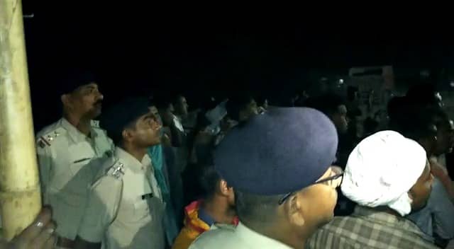 गंगा में डूबा मालवाहक जहाज, नदी में समा गए कई ट्रक, बड़ी संख्या में लोग लापता