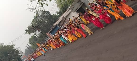 सड़कों पर गूंजे भजन, मंगलगीत, सिर पर कलश लेकर लाल-पीली साड़ी में नजर आईं महिलाएं