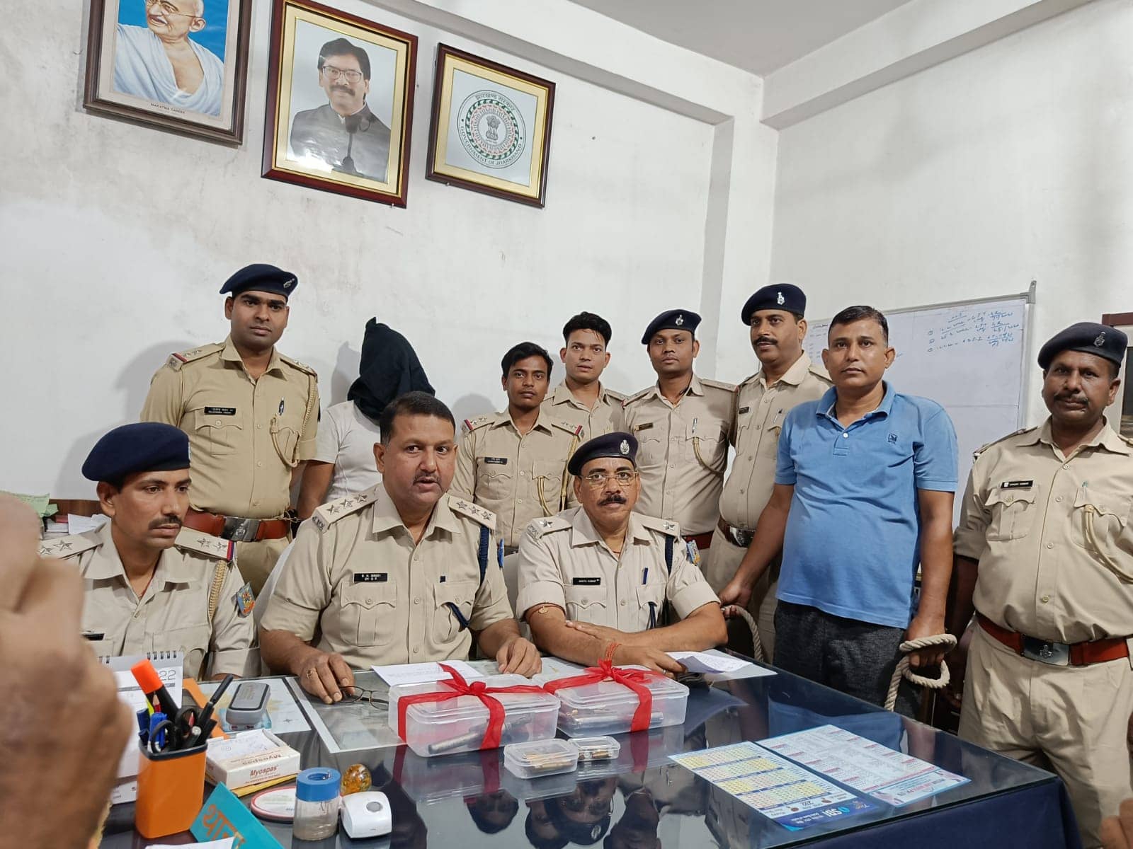 बैंक लुटकाण्ड का आरोपी गिरफ्तार, कई हथियार बरामद