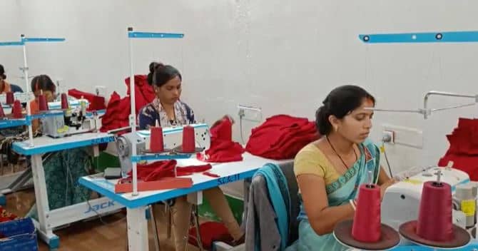 कभी शराब बेचती थीं ये महिलाएं, अब स्वेटर बना कर बुन रही आत्मनिर्भरता का आसमां