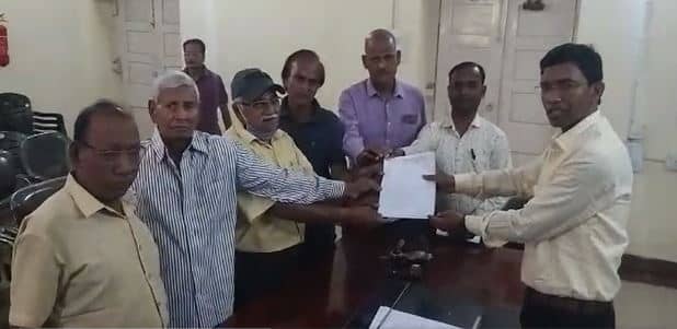 धनबाद : बिजली गुल रहने से परेशान लोगों ने बिजली ऑफिस का किया घेराव, जीएम से मिलकर बतायी समस्या