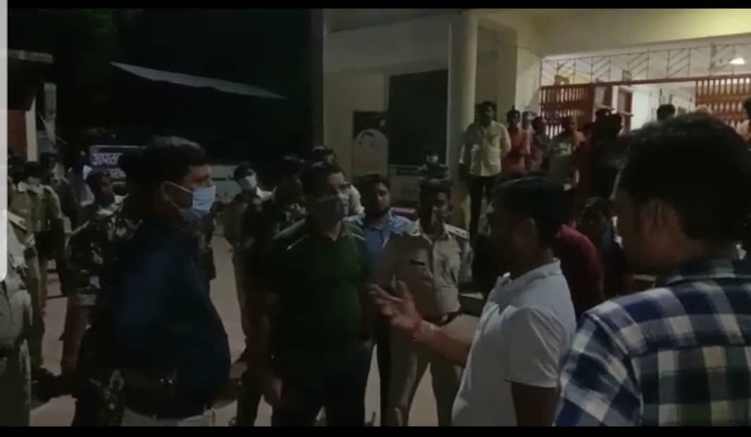 लड़के की मौत के बाद देवघर सदर अस्पताल में जमकर हंगामा