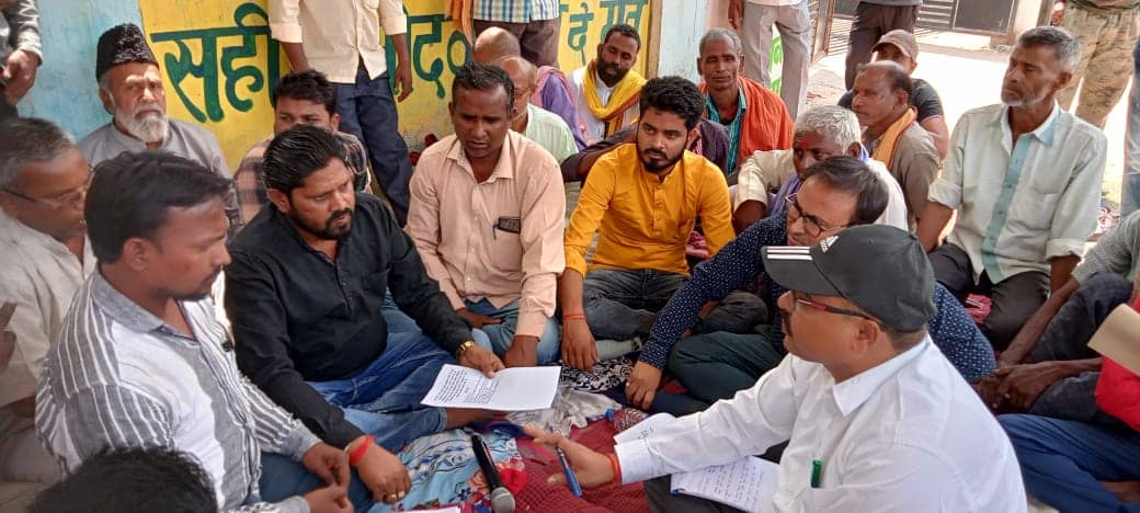 राशन कालाबाजारी : खाद्य एवं आपूर्ति पदाधिकारी के आश्वासन के बाद खत्म हुआ  धरना