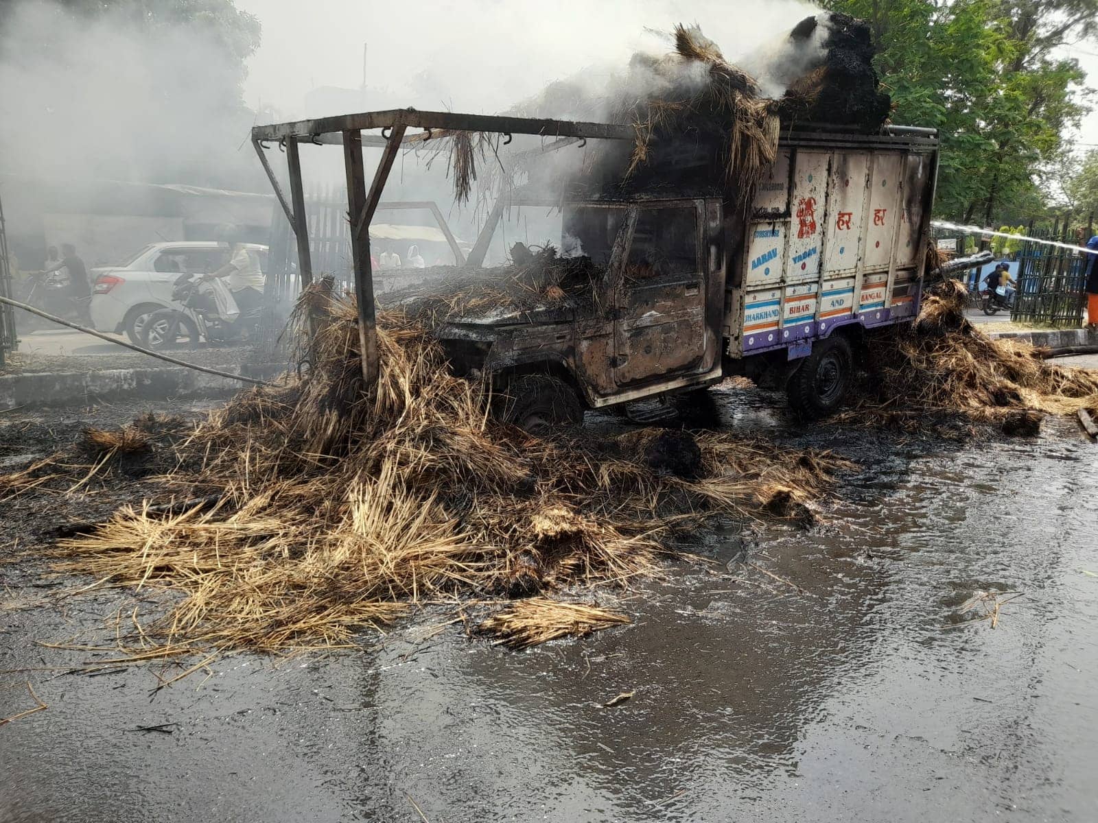 पुआल लदे वाहन में लगी भीषण आग, जलते वाहन छोड़ चालक फरार