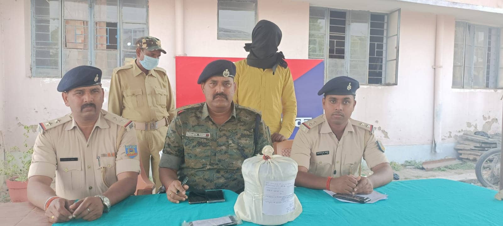 यात्री बस से 3 किलो गांजा के साथ एक तस्कर गिरफ्तार