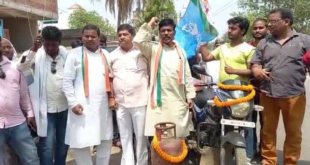 बाबानगरी में भी महंगाई के खिलाफ कांग्रेसियों ने किया प्रदर्शन