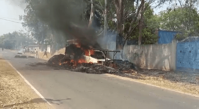 पुआल लदे पिकअप वैन में लगी आग, मची अफरा-तफरी