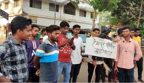 दो छात्राओं की हत्या के विरोध में नाराज छात्र संगठन ने सीएम का फूंका पुतला
