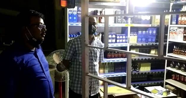 निर्धारित दर से अधिक कीमत पर शराब बेचना एक दुकानदार को पड़ा महंगा,  दुकान सील, 4 कर्मी हिरासत में