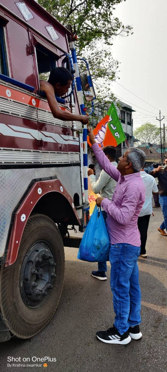 भाजयुमो की गांधीगिरी : हाइवा चालकों को गुलाब फूल देकर की अपील, खुद भी बचिए और राहगीरों की जान भी बचाइए 