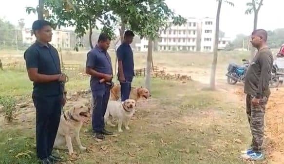 शराब माफियाओं के गुप्त अड्डे  से भी अवैध शराब खोज निकालता है मेडी और बॉबी, कौन हैं ये दोनों, जानिए इस खबर में