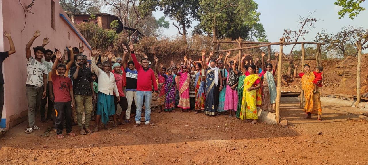 सारंडा : आदिवासियों की सरना स्थल की जमीन पर अवैध कब्जा, नाराज ग्रामीणों ने किया प्रदर्शन