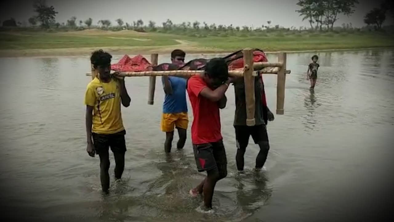 बिहार में बहार है : आजादी के 75 साल बाद भी नहीं बना पुल,  खाट एंबुलेंस ही जिंदगी का सहारा है