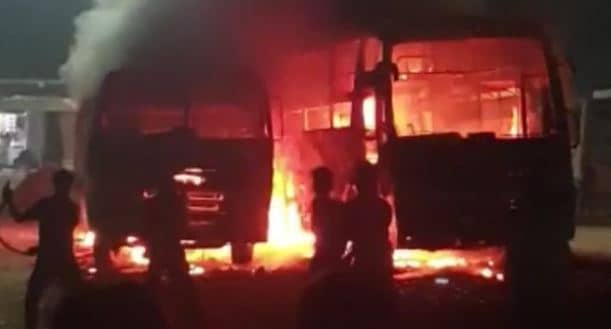 बस स्टैंड में खड़ी दो यात्री बसों में लगी आग, कड़ी मशक्कत के बाद बुझी आग