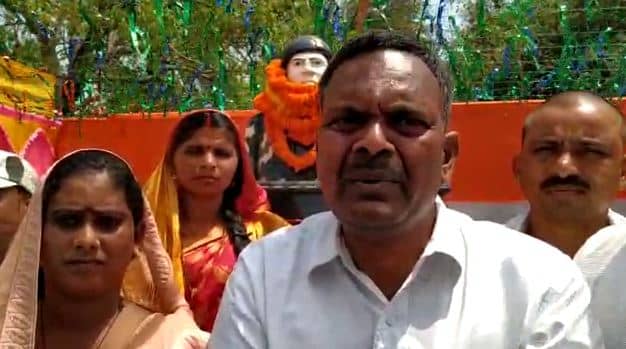 नक्सली हमले में शहीद सीआरपीएफ जवान को दी गई श्रद्धांजलि, पेट्रोल पंप और जमीन नहीं मिलने से परिजनों ने जतायी नाराजगी