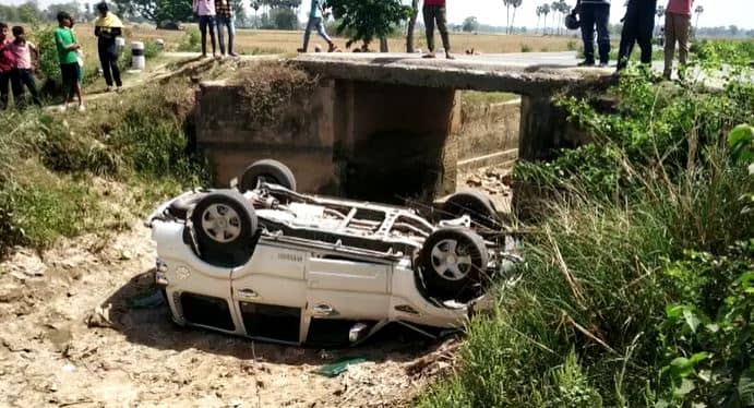 मतदान का जायजा लेने जा रहे अधिकारियों का स्कॉर्पियो पुल के नीचे गिरा, मजिस्ट्रेट समेत तीन पुलिसकर्मी घायल