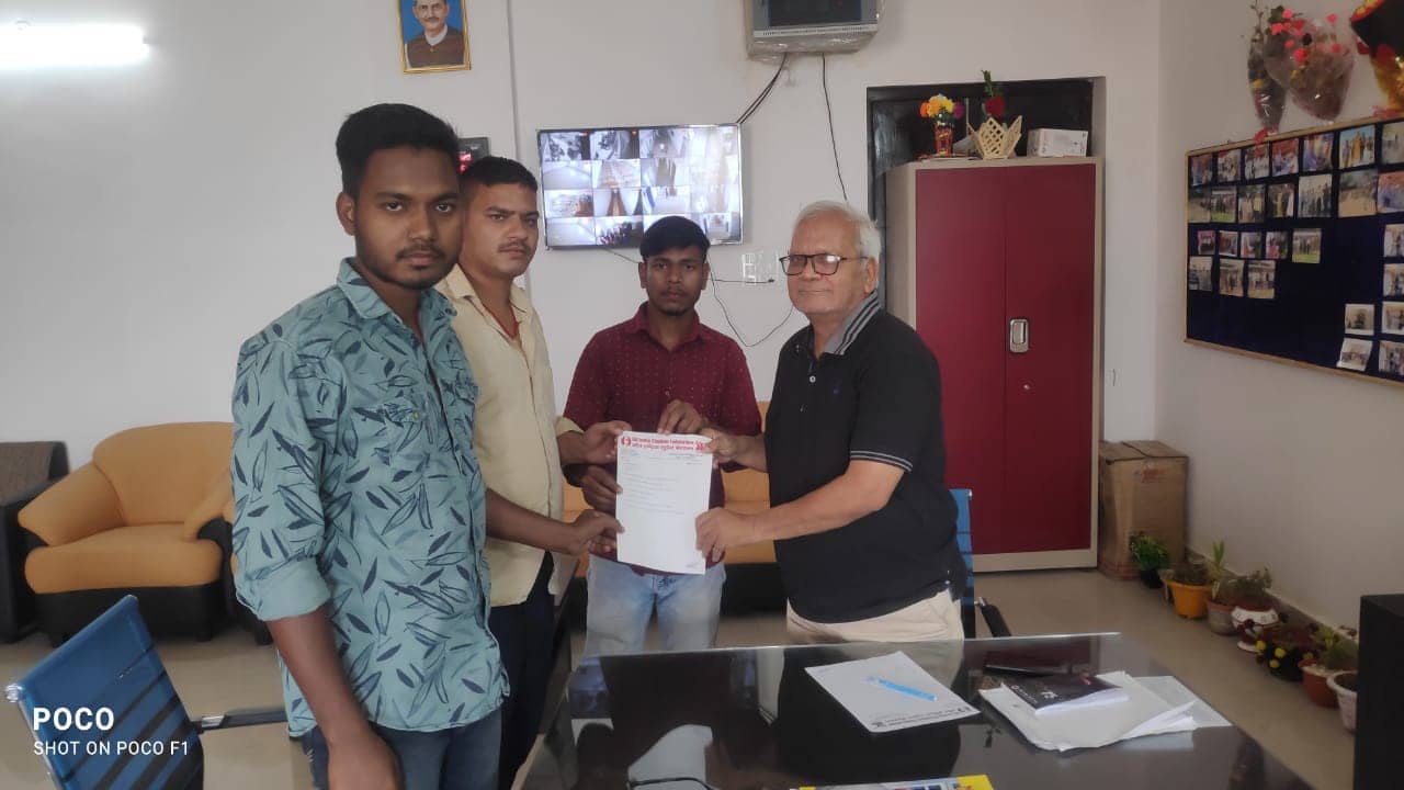 ऑल इंडिया स्टूडेंट्स फेडरेशन प्रतिनिधि की मांग : कैंपस में मिले पानी और क्लास रूम में हो पंखे