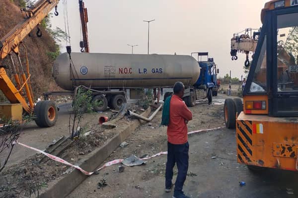 रामगढ़ : LPG गैस लदा टैंकर अनियंत्रित होकर पलटा, बड़ा हादसा टला