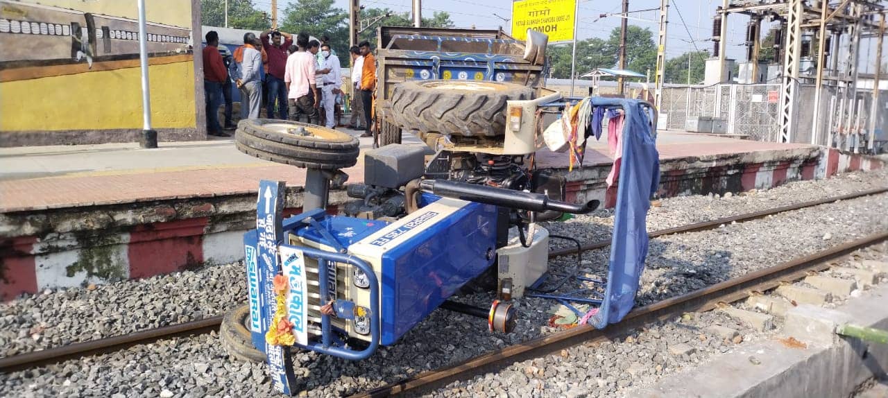गोमो रेलवे स्टेशन के प्लेटफॉर्म से ट्रैक पर गिरा ट्रैक्टर , बाल-बाल बची डीएमयू पैसेंजर