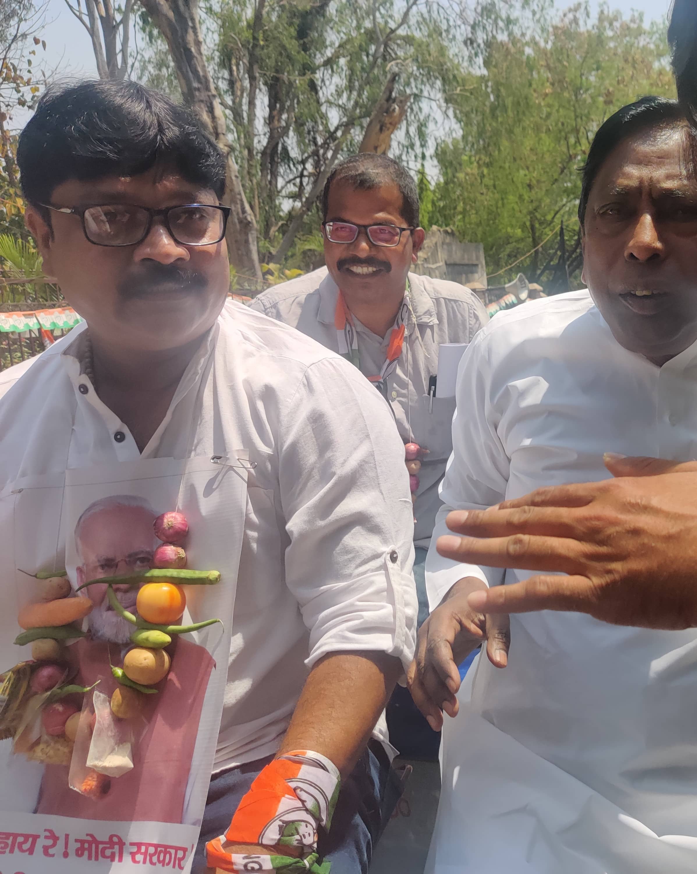 रिक्शा पर बैठ कर पहुंचे आलमगीर आलम और सुबोधकांत सहाय, गले में लटका नजर आया आलू-प्याज की माला