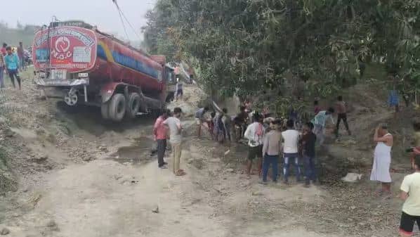 मानवता शर्मसार : एक्सीडेंट के बाद सड़क पर पड़े रहे मृत और घायल,  टैंकर से पेट्रोल लूटते रहे लोग
