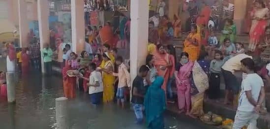 बाबानगरी के शिवगंगा सहित सभी घाटों में अस्ताचलगामी भगवान सूर्य को दिया गया अर्ध्य