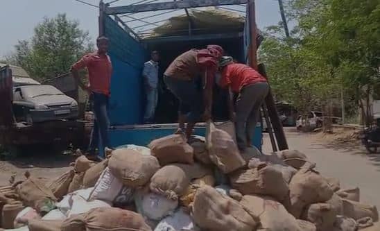 बेशकीमती ब्लू स्टोन पत्थर से भरा ट्रक जब्त, पुलिस के हत्थे चढ़ा ड्राइवर