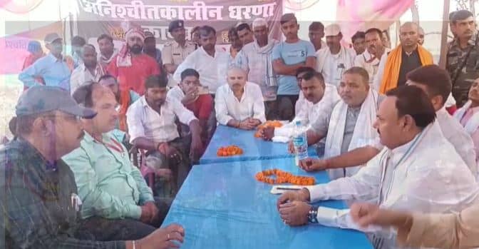 समपार फाटक बंद करने के विरोध में ग्रामीणों के साथ धरने पर बैठे विधायक