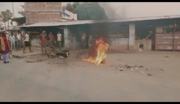 चिमनी की चिंगारी से बाइक में लगी आग,बडा हादसा टला