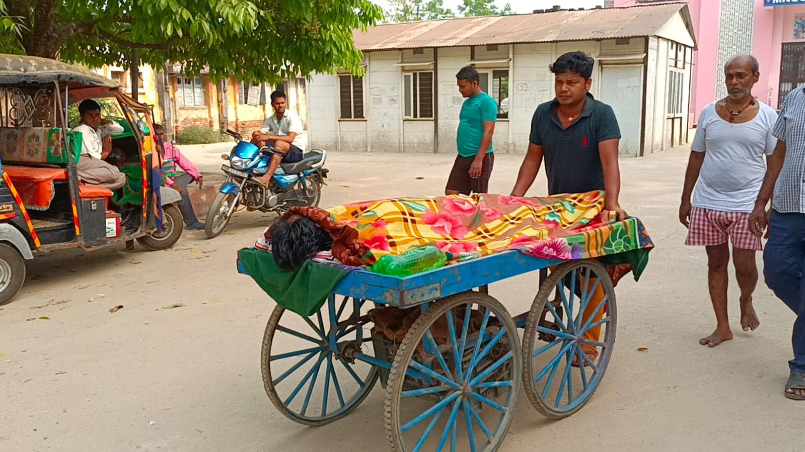 सीएम के गृह जिले में स्वास्थ्य विभाग की खुली पोल, नहीं मिला एंबुलेंस तो  ठेले पर लादकर शव ले गए परिजन