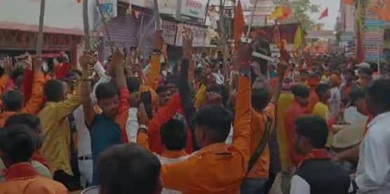 रामनवमी पर निकली भव्य शोभा यात्रा, हथियारों के साथ भक्तों ने किया प्रदर्शन