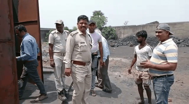अवैध कोयला कारोबारी के ठिकानों पर छापेमारी , 200 टन कोयला के साथ कोयला लदा एक ट्रक जब्त