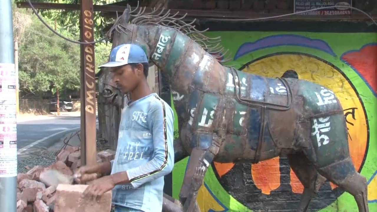  कबाड़ के जुगाड़ से घोड़े पर घुड़सवारी करती दिखेगी महिला, देगी यह संदेश