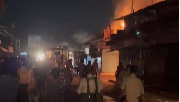 जमशेदपुर : अचानक लगी दुकान में आग, लाखों का सामान खाक